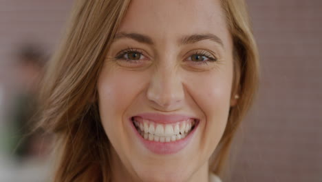 retrato de una mujer hermosa sonriendo feliz en el trabajo en la oficina