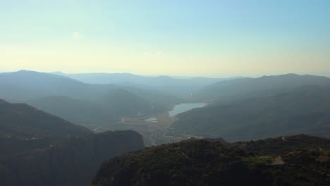 Hermosa-Vista-Desde-Creta-En-Las-Montañas-Y-El-Embalse-De-La-Presa-Amari