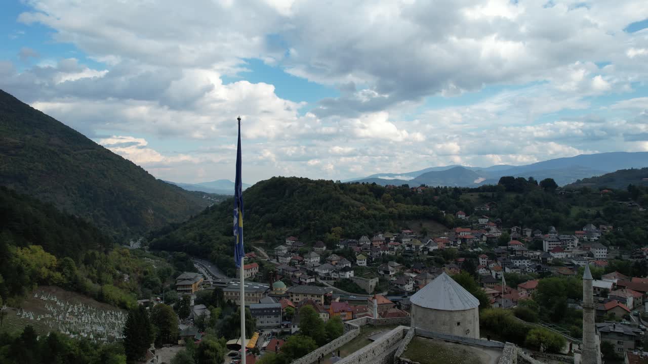bandera de bosnia en el castillo