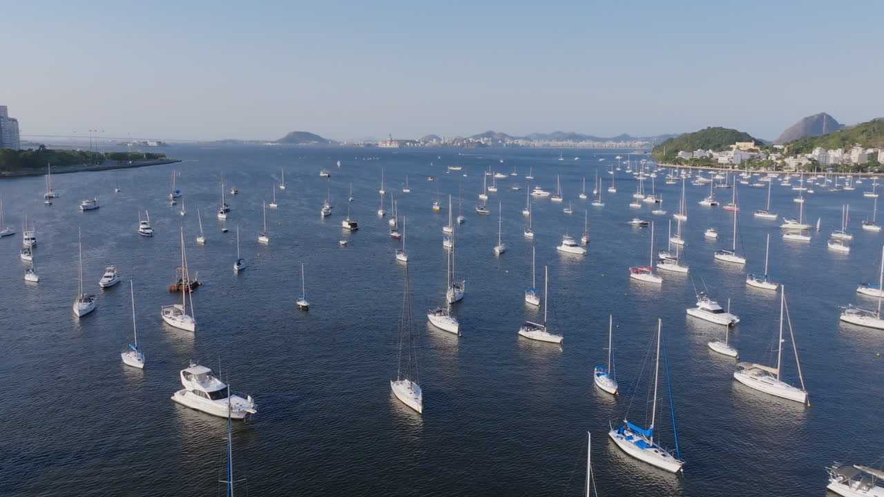 리오데자네이루의 보타포고 만에 정박한 세일보트의 공중 비행 영상