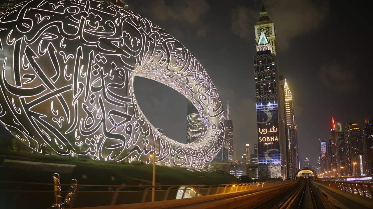 Skyline di Dubai di notte con il Museo del Futuro e grattacieli.
