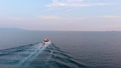 Toma-Panorámica-Aérea-Después-De-Un-Crucero-En-Barco-De-Pesca-De-Madera