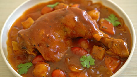 Estofado-De-Pollo-Casero-Con-Tomates,-Cebollas,-Zanahorias-Y-Patatas-En-El-Plato