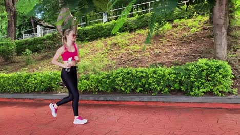mujer trotando en un parque