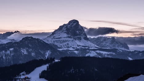 Majestuosa-Puesta-De-Sol-Sobre-La-Montaña-Peitlerkofel