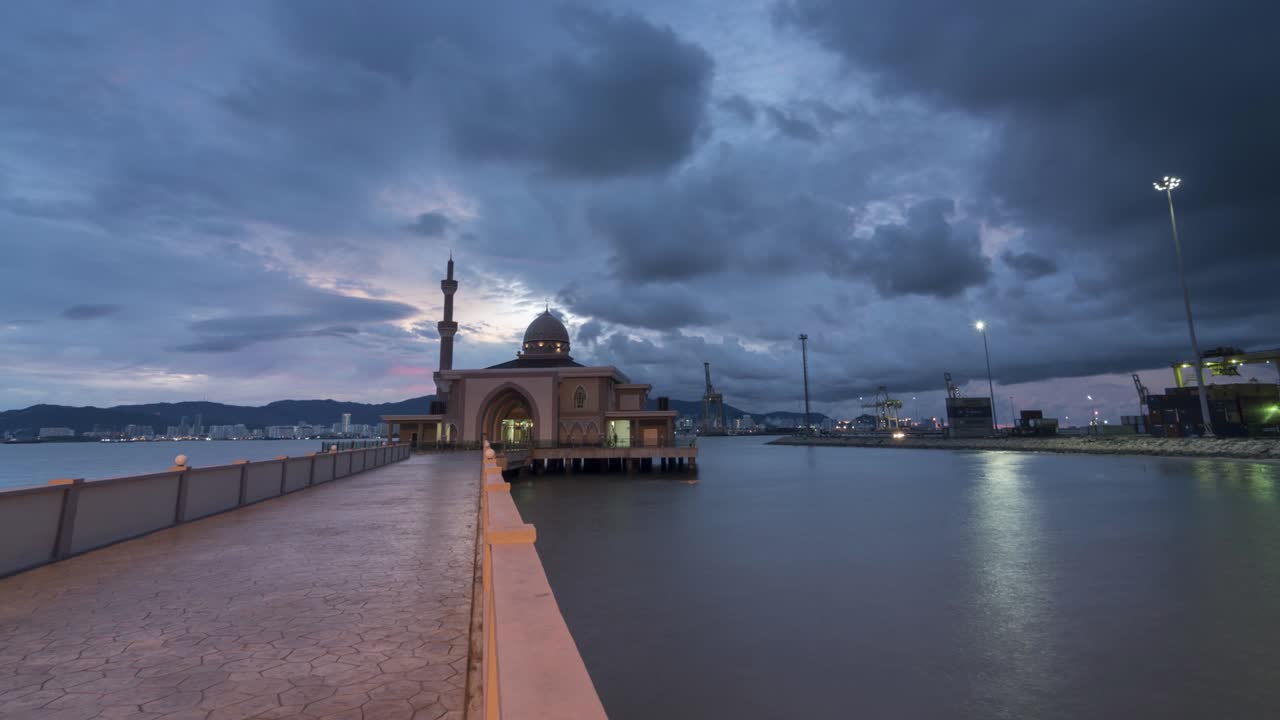 timelapse panorama del atardecer ángulo bajo la mezquita flotante en bagan luar