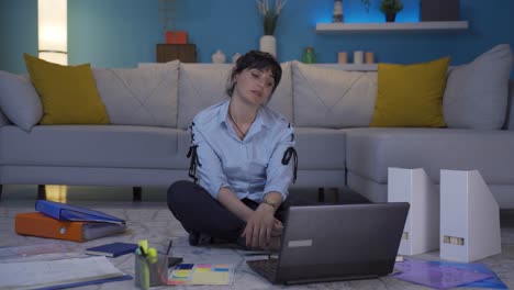la mujer que trabaja en la oficina tiene fatiga.