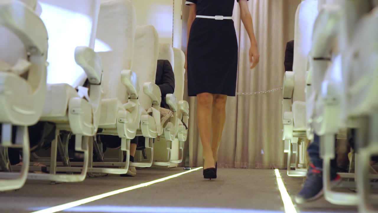 기내 승무원 들 이 야간 비행 중 비행기 에서  ⁇ 고 있다