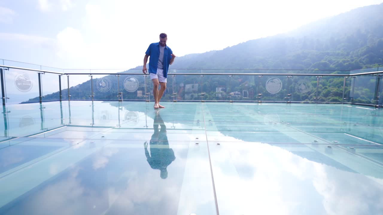 bailando en el bosque.