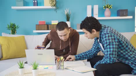 el hermano menor recibe ayuda de su hermano mayor mientras estudia en casa.