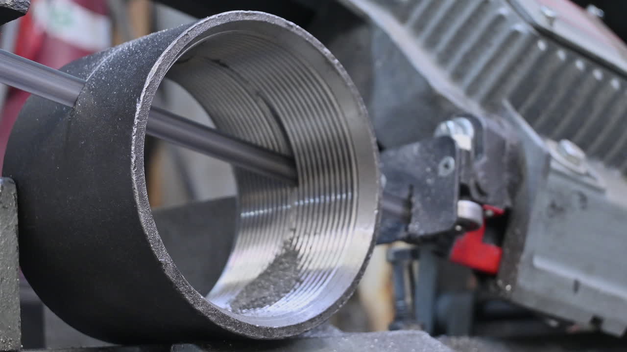 el corte de arriba: sierra de cinta de corte en el trabajo en un acoplamiento de 4 "