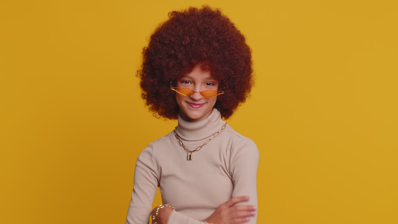 encantadora alegre niña niña aprueba en gran medida su sugerencia sacudiendo la cabeza sí aprobado buen trabajo