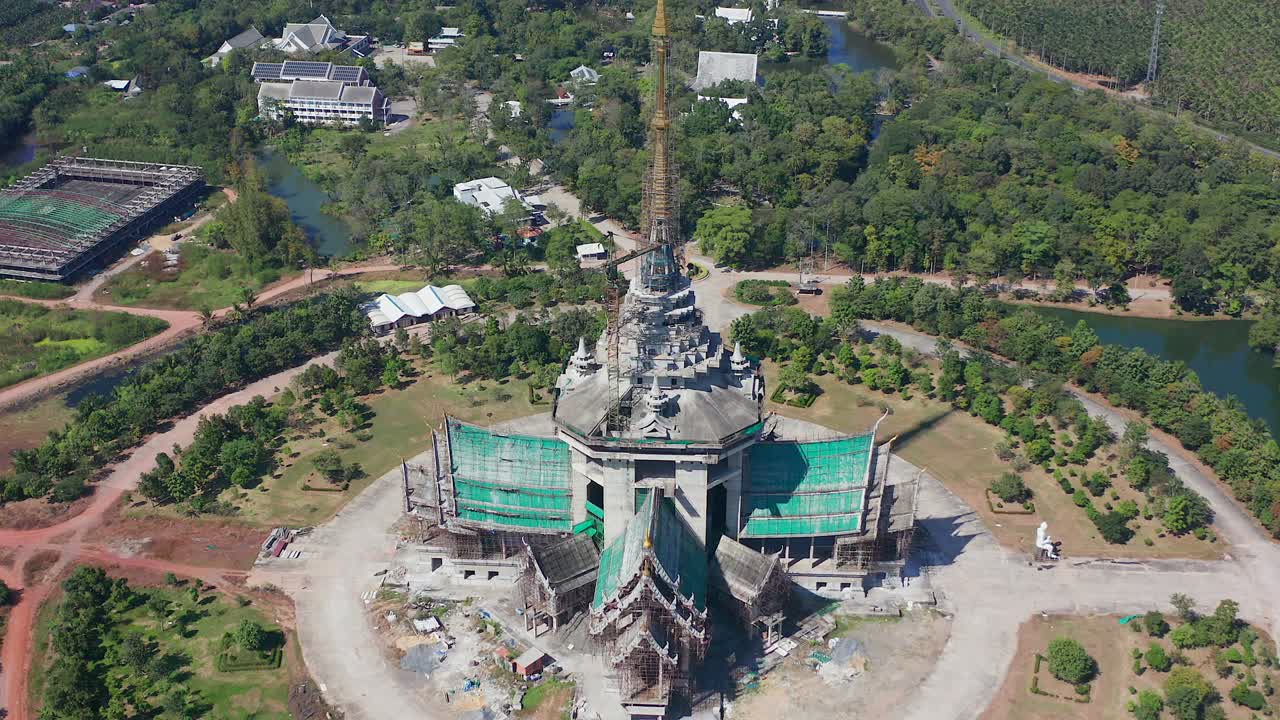 태국 라차부리 (ratchaburi) 에 있는 wat luang phoo sot tham.