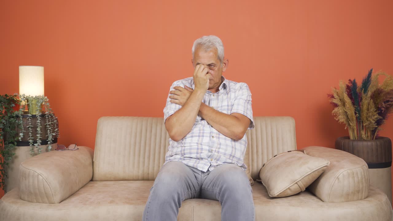 hombre paranoico mirando a su alrededor en casa.