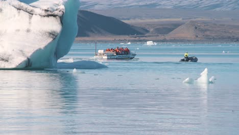 barco de crucero con turistas en chalecos salvavidas en el mar ártico con icebergs