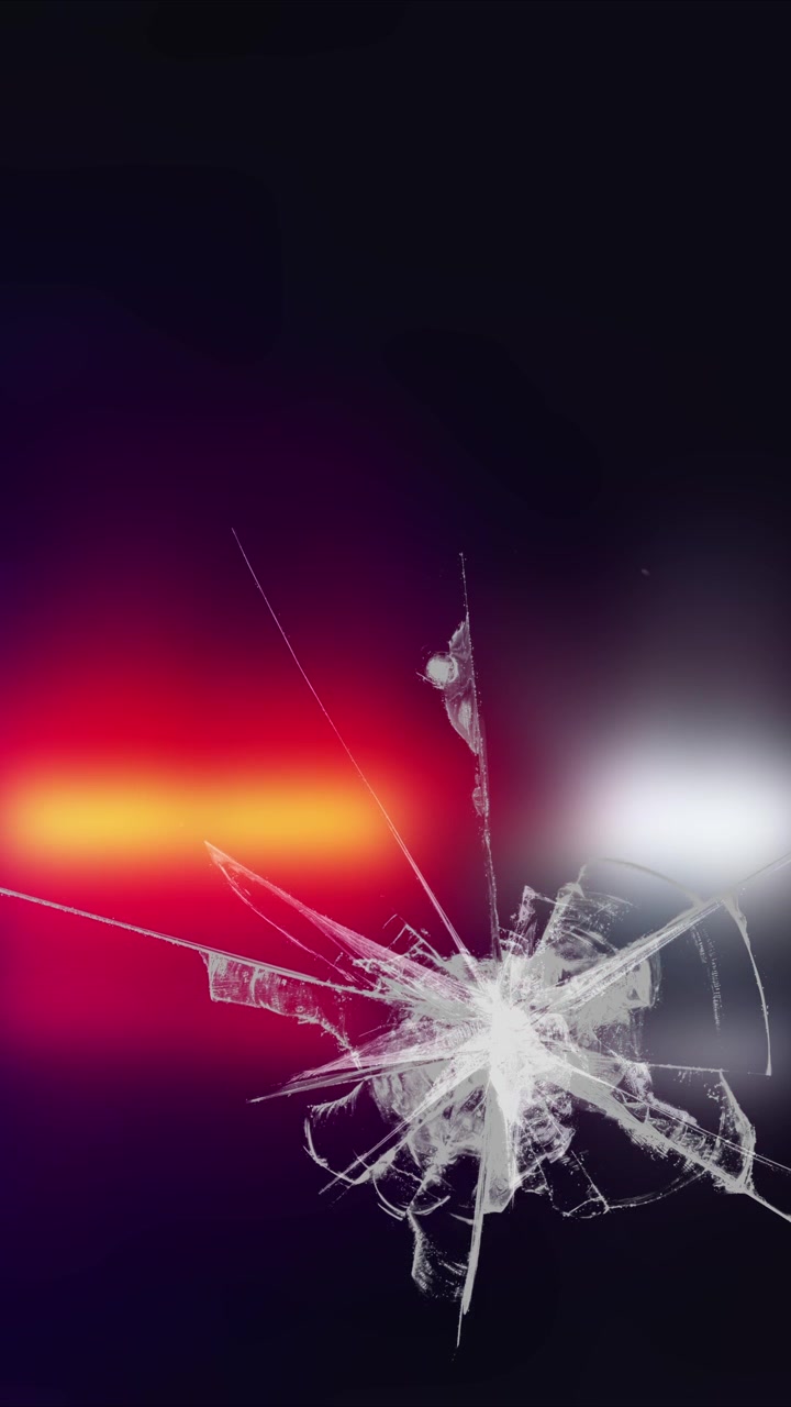 Una texture di vetro incrinato con un bagliore di luce rosso e arancione, che suggerisce una scena di incidente o emergenza per video verticali.
