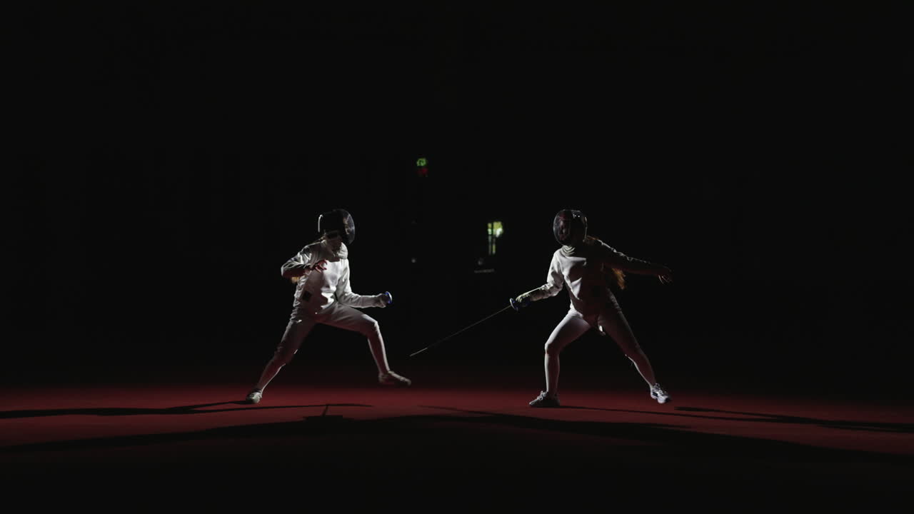 대회 에서 두 명 의 펜싱 선수