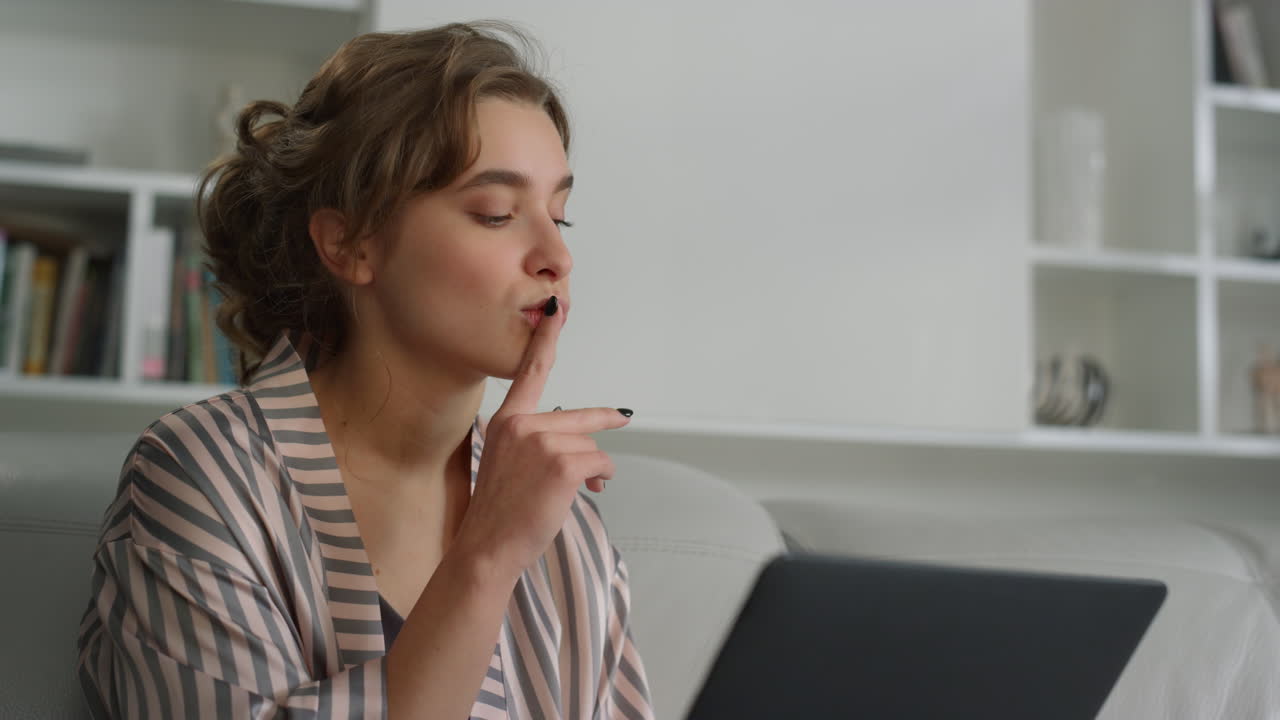estudiante pensativo reflexionando sobre la pregunta estudiando en línea en la oficina de casa de cerca.