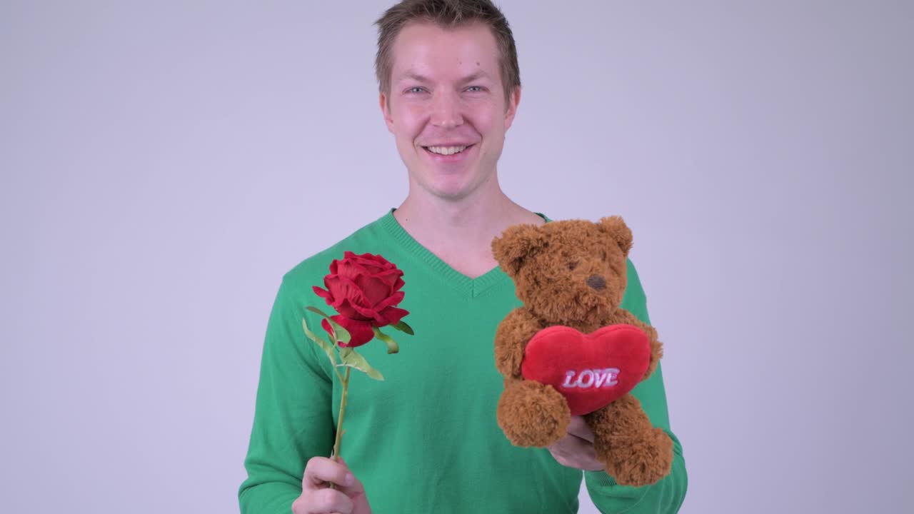 발렌타인 데이를 위해 준비된 젊은 잘생긴 남자