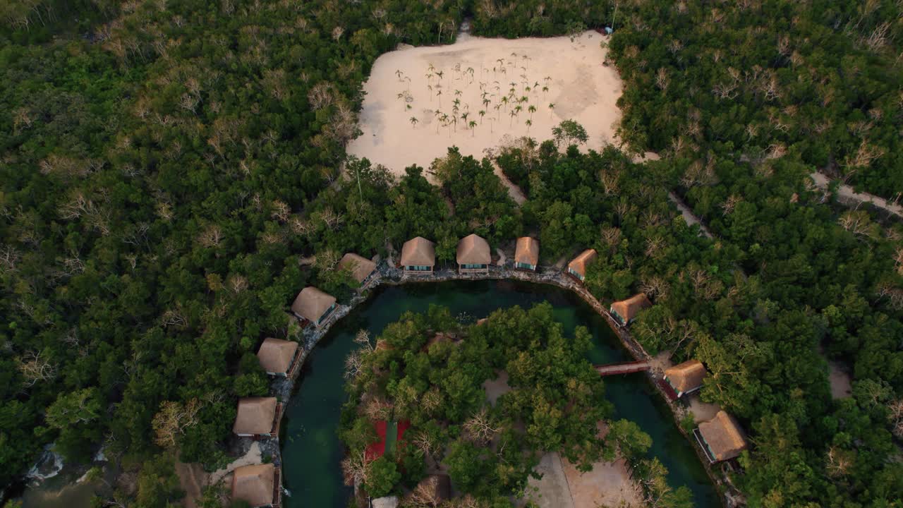 vista panorámica aérea de lujosas casas de madera en la playa en un complejo tropical rodeado de árboles, en tulum, méxico