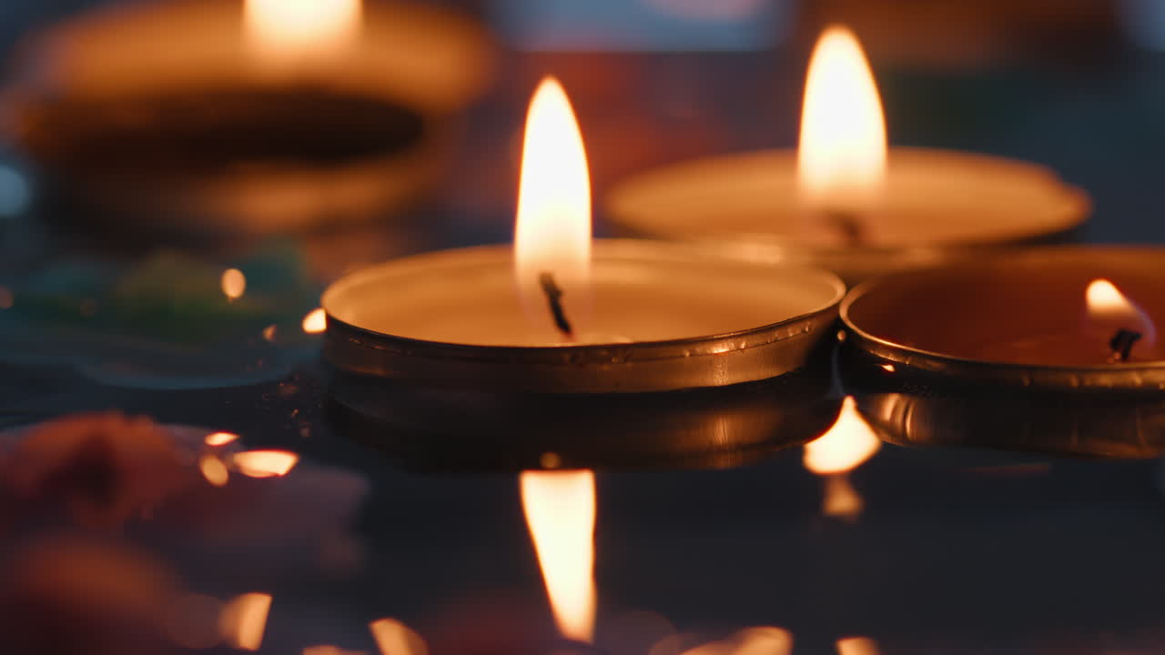Candele sull'acqua che galleggiano di notte per la festa indiana di Diwali