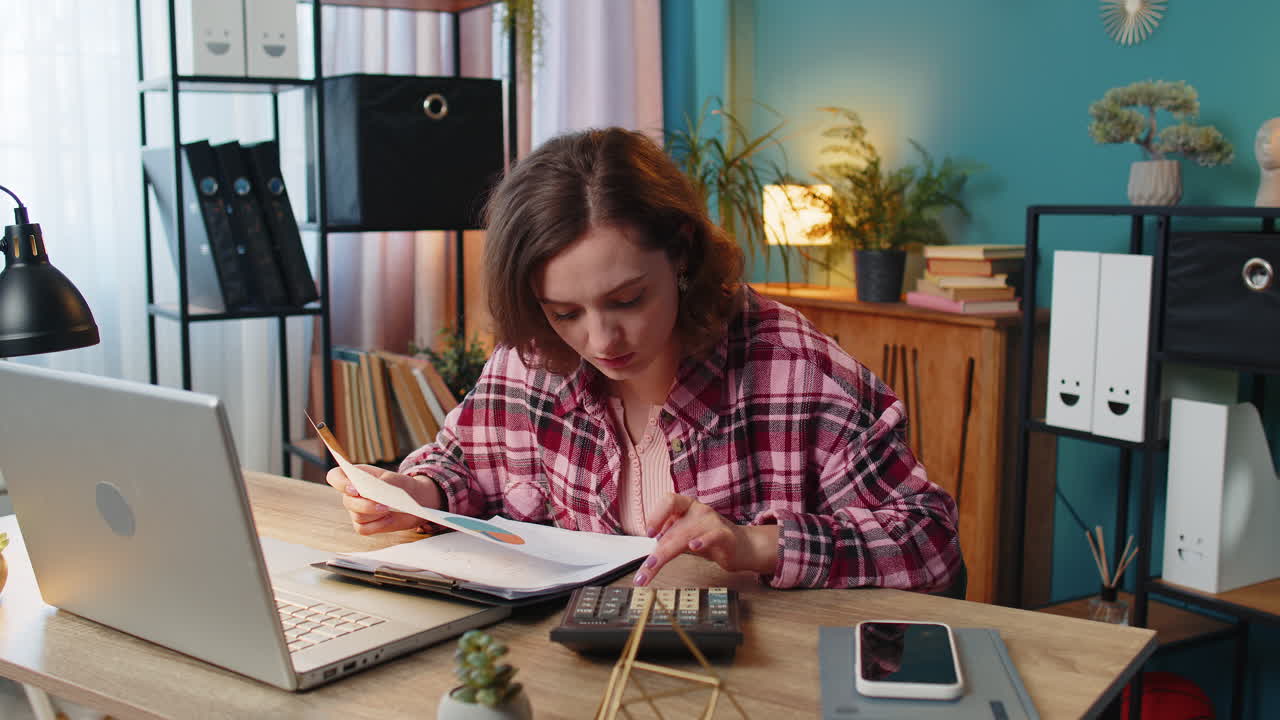mujer agotada y agotada analizando papeles gráficos contabilidad pagos calculando gastos mensuales