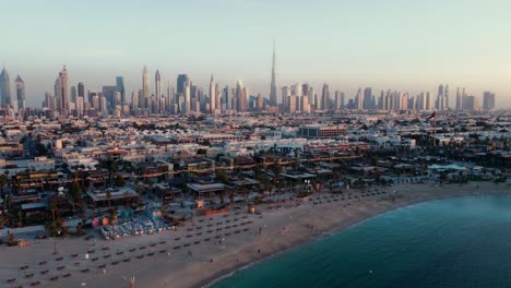 Wunderschöne-Skyline-Von-Dubai-In-Der-Nähe-Des-Strandes-La-Mer