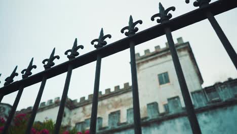 Blick-Auf-Das-Alte-Schlossgebäude-Von-Lissabon-Durch-Ein-Verziertes-Zaungeländer