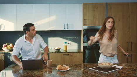 pareja teniendo un conflicto en la cocina privada. hombre frustrado gritando a su esposa