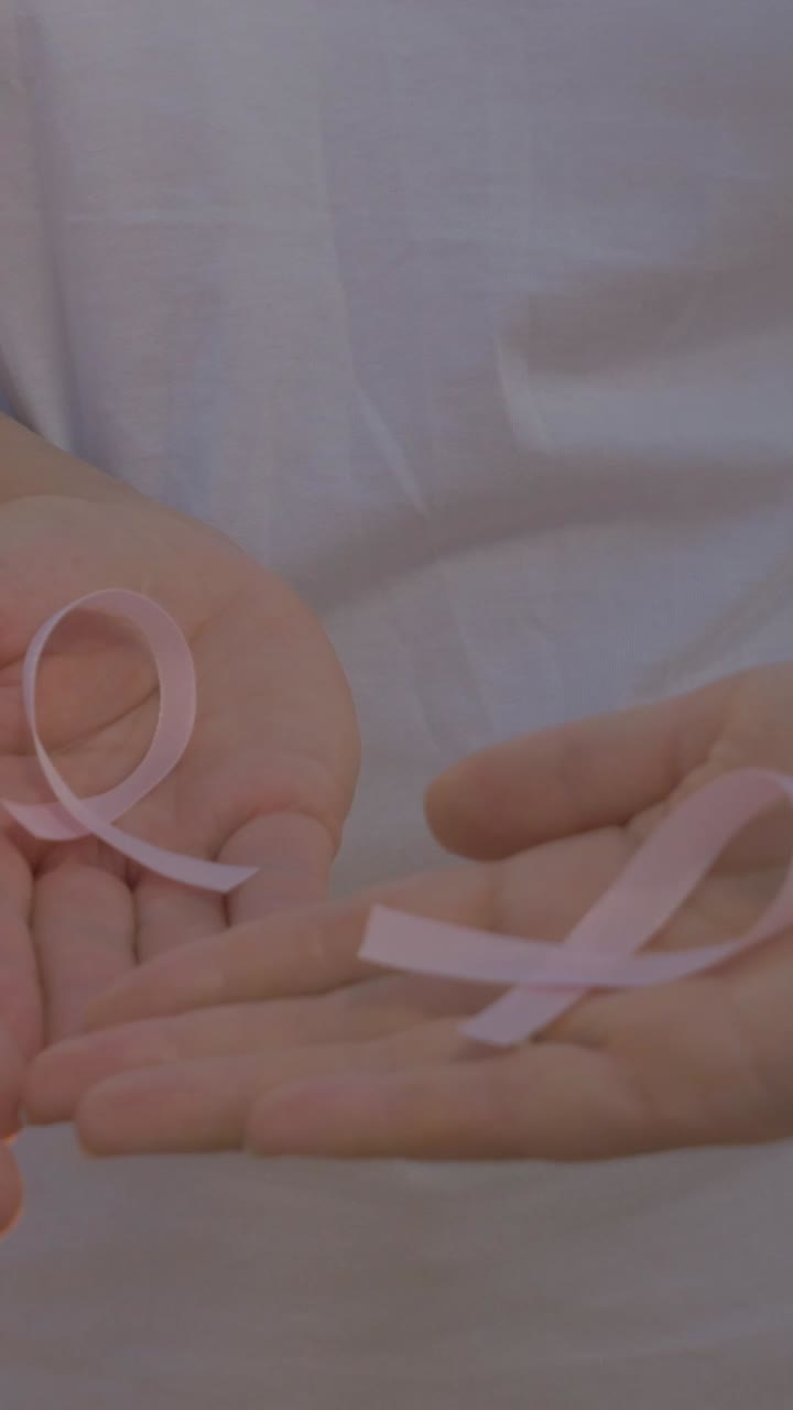 Sensibilizzazione sul cancro con nastri rosa