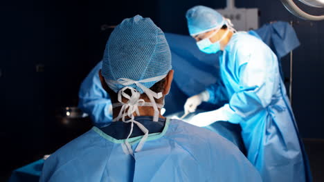 retrato de un cirujano en la sala de operaciones