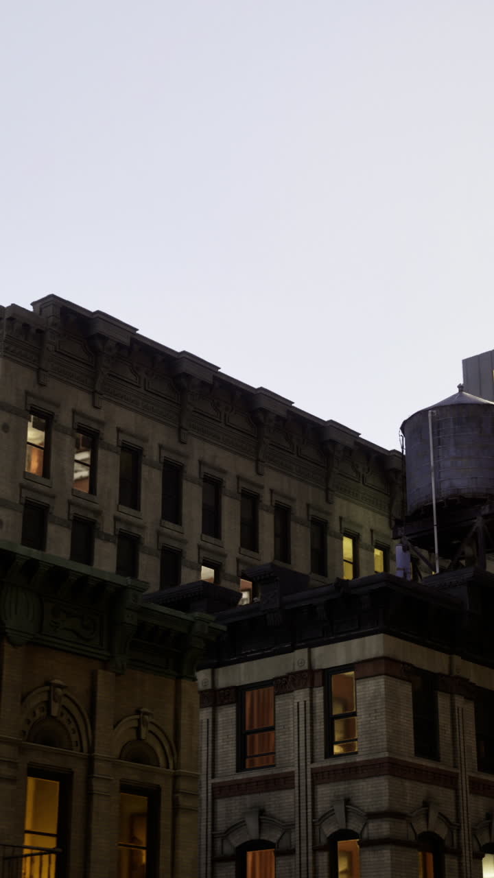 Le luci serali illuminano l'architettura storica in una tranquilla atmosfera urbana