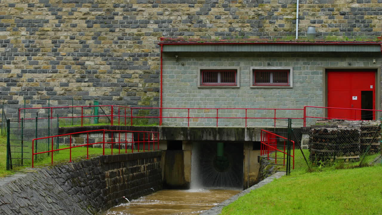 válvula de drenaje del tanque de agua cerrando la ventilación en cámara lenta con agua saliendo del tanque de agua bystrička