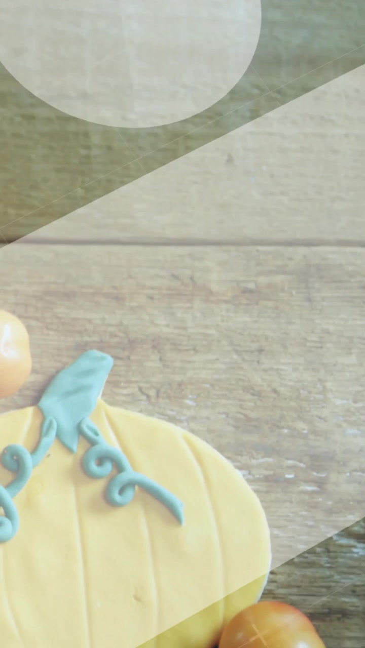 Video verticale: Bande dinamiche che mostrano un biscotto a forma di zucca color verde acqua su una tavola con sfere arancioni, spazio per il testo.