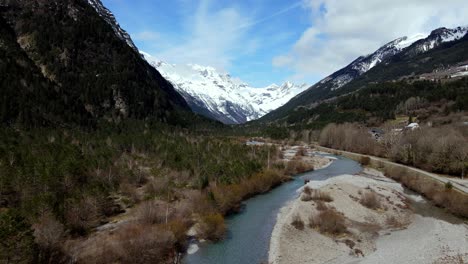 Vistas-Aéreas-De-Un-Valle-De-Montaña-Con-Nieve-En-Los-Pirineos-Españoles