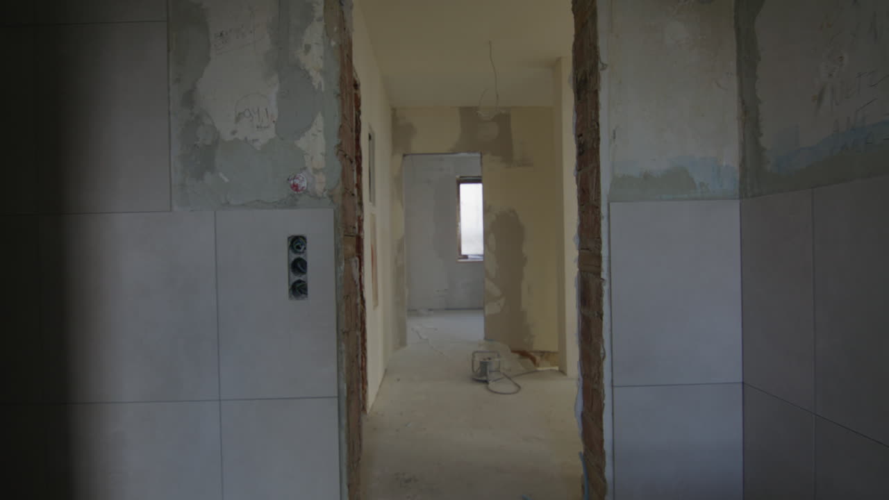 Camminando attraverso un cantiere di una tipica casa unifamiliare tedesca