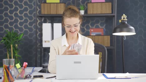 La-Codiciosa-Mujer-De-Negocios-Ama-Su-Dinero-Y-Lo-Besa.