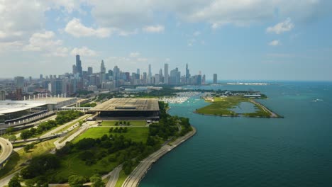 Hiperlapso-Aéreo-Del-Horizonte-De-Chicago-En-Un-Hermoso-Día-De-Verano,-Vista-De-La-Isla-Del-Norte