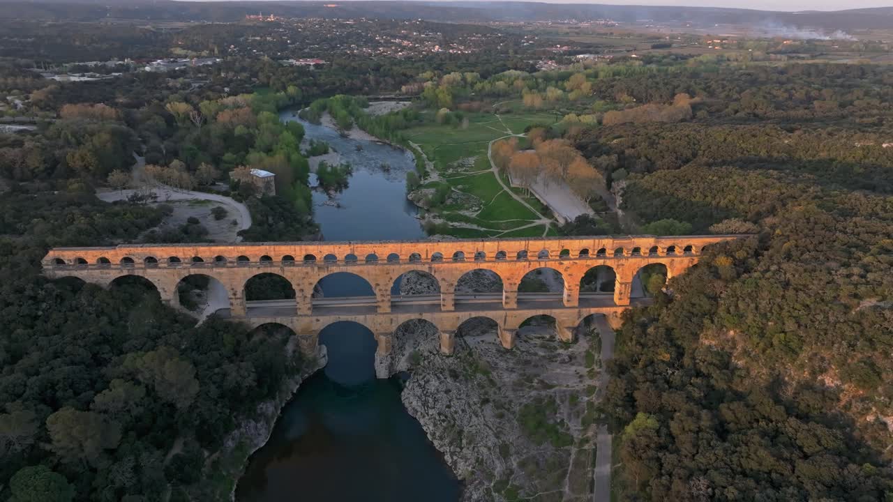 Alacakaranlıkta görünen antik kemerli su kemeri köprüsü Pont du Gard'ın havadan görünümü.