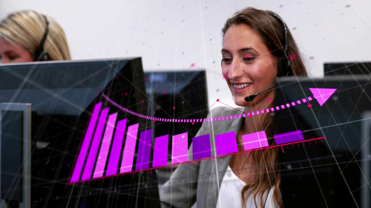 Operatore del servizio clienti che spiega le metriche tramite auricolare, mentre un grafico a barre magenta si espande in un diagramma.
