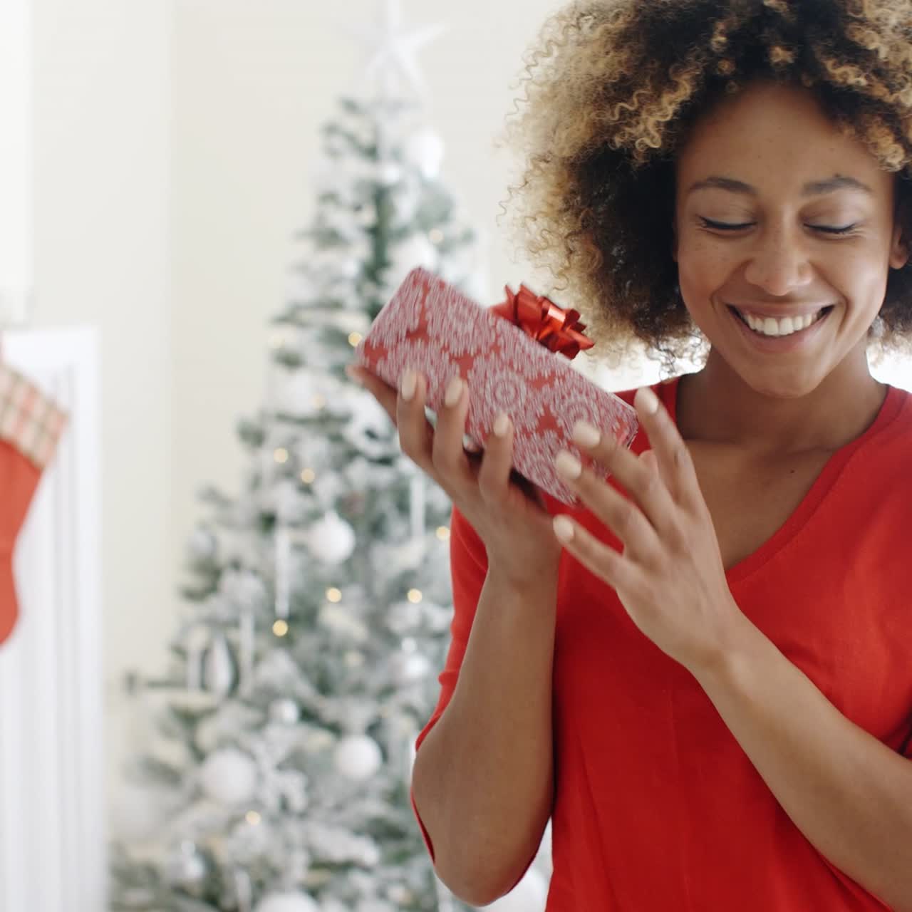 mujer joven emocionada con un regalo inesperado