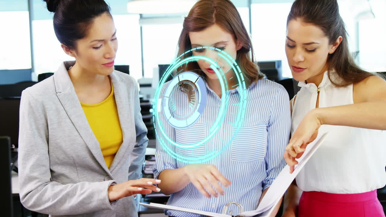 animación de una cerradura de caja fuerte sobre un grupo diverso de tres mujeres de negocios hablando