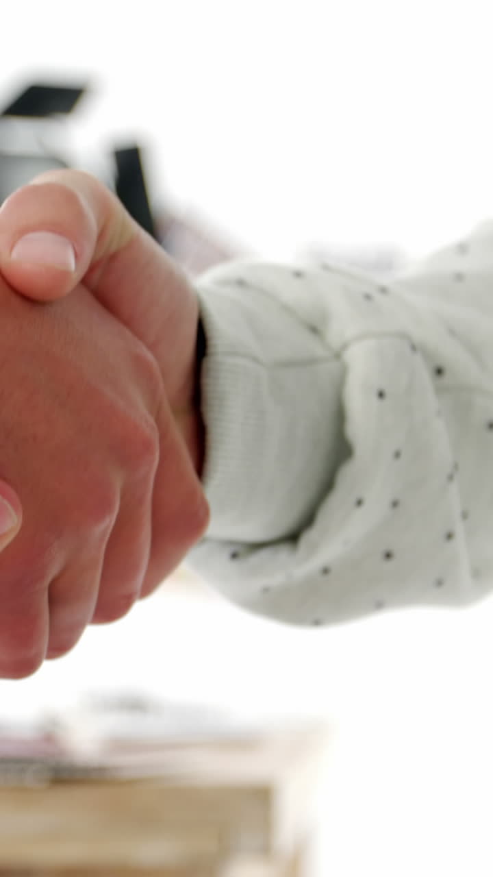 Primo piano di fotografi che si stringono la mano
