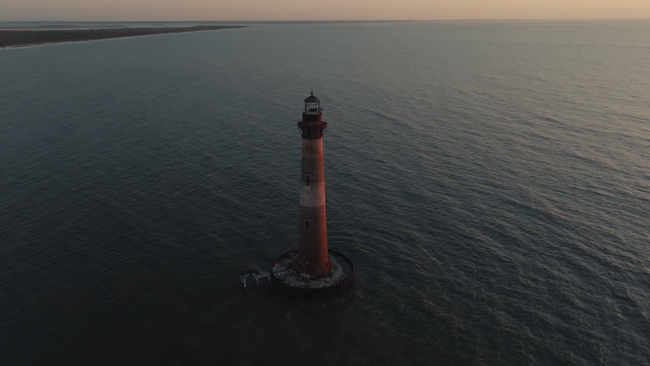 маяк в океане