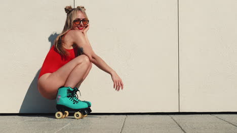 mujer patinando en un traje de baño rojo