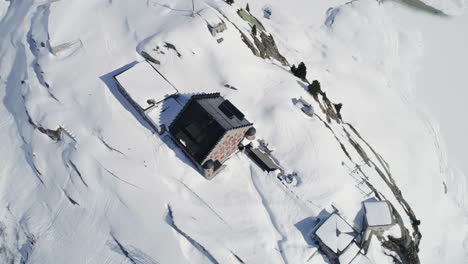 Antena-De-Una-Casa-Rodeada-De-Nieve-Y-Montañas