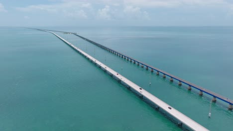 Vista-Aérea-Del-Puente-De-Siete-Millas-En-Los-Cayos-De-Florida.