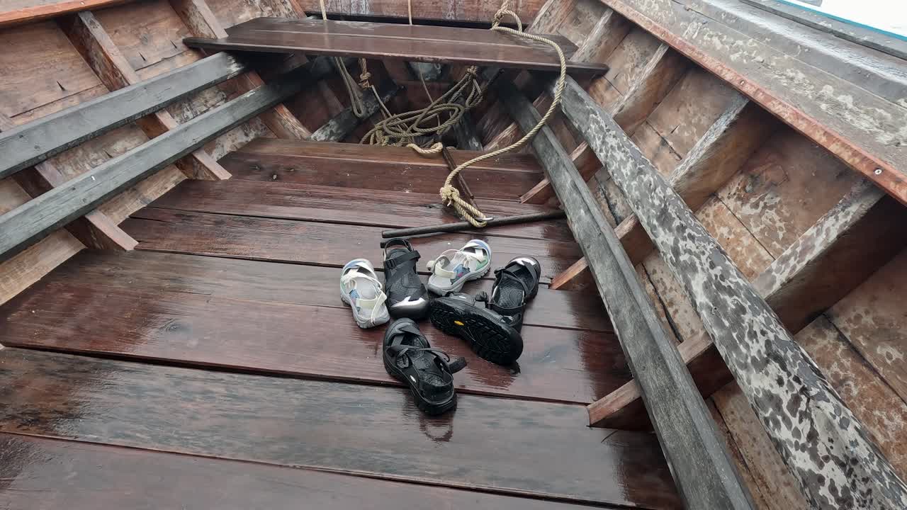 전통적인 태국 배 안에 놓인 신발