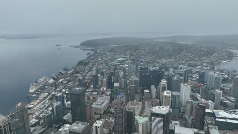 vista aérea de los rascacielos de seattle rodeados de niebla