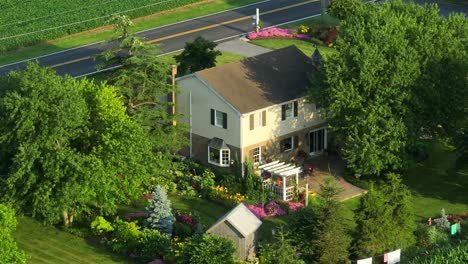 Amerikanisches-Haus-Mit-Wunderschöner-Landschaftsgestaltung